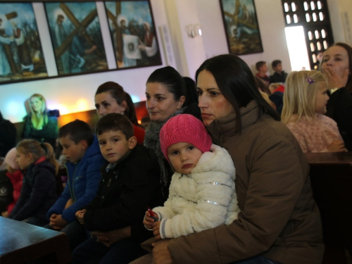 FOTO: Sv. Nikola podijelio paketiće djeci u Rumbocima