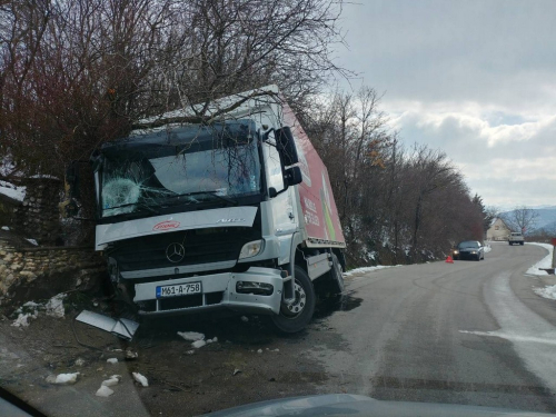 FOTO: Prometna u Jaklićima, kamion završio u jarku