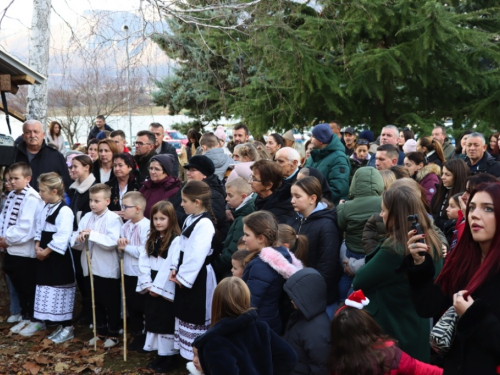 FOTO: Na Šćitu uprizorene žive jaslice