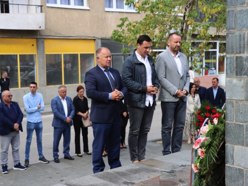 FOTO: Polaganjem vijenaca i svečanom sjednicom započelo obilježavanje Dana općine