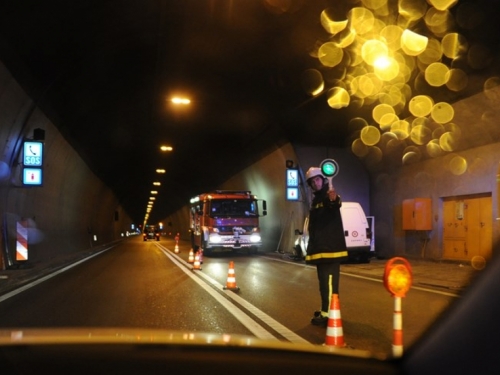 Dvoje ljudi smrtno stradalo u autu s bh. tablicama u tunelu Učka