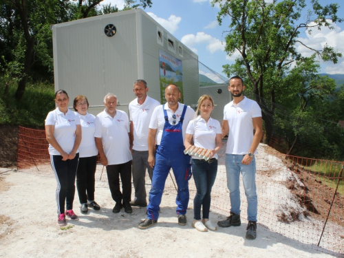 FOTO: Borići donijeli novitet u Ramu – slobodnim uzgojem koka proizvode zdrava jaja