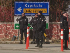 Turska policija ispaljuje suzavac, Grci kopaju rovove