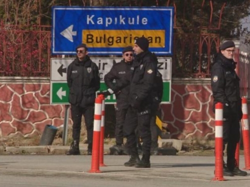 Turska policija ispaljuje suzavac, Grci kopaju rovove
