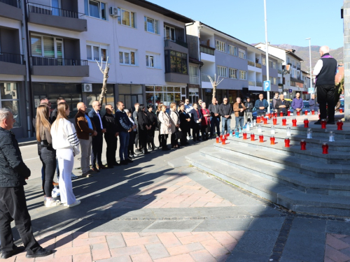 FOTO: Svi sveti - U Prozoru zapaljene svijeće za poginule i preminule branitelje