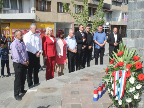 FOTO: Polaganjem vijenaca i svečanom sjednicom započelo obilježavanje Dana općine