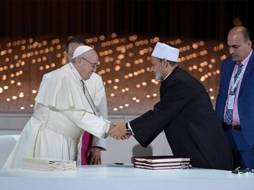 Papa Franjo i imam Univerziteta Al-Azhar potpisali povijesnu deklaraciju