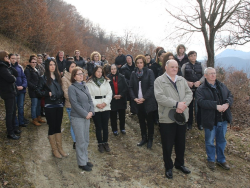 FOTO: Vlč. Stipo Knežević predvodio križni put na Uzdolu