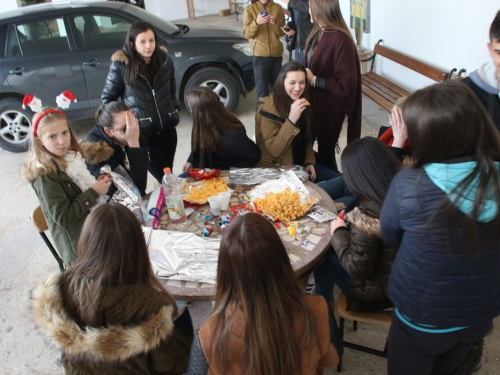 FOTO: Sv. Nikola podijelio paketiće djeci u Rumbocima