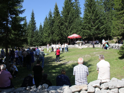 FOTO/VIDEO: Na Vran planini služena misa za poginule duvandžije