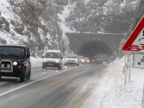 Poledica na kolnicima, ugaženi snijeg na dionicama preko planinskih prijevoja