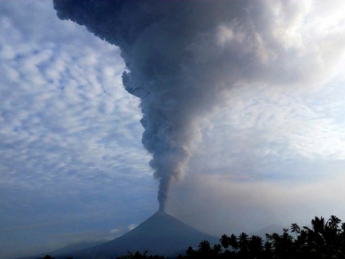 Na indonezijskom otoku erumpirao vulkan