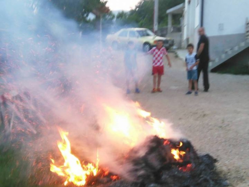 FOTO: Paljenjem svitnjaka Rama dočekuje sv. Ivu