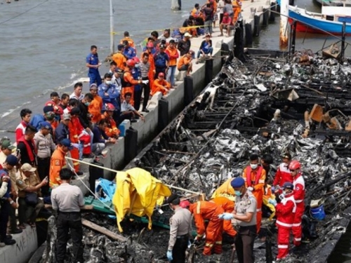 Najmanje 23 osobe poginule u požaru na drvenom brodu u Indoneziji