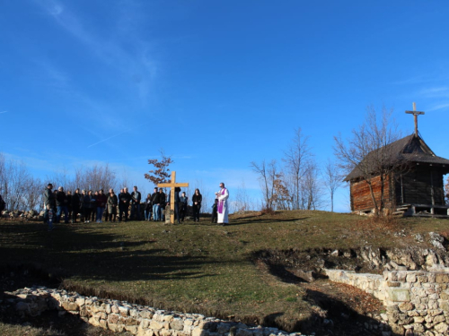 FOTO: Pobožnost križnog puta u župi Uzdol