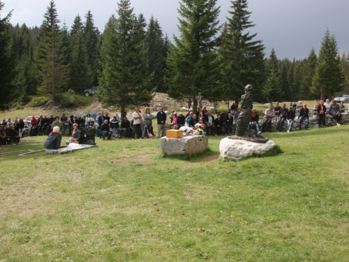 FOTO: Na Vranu služena sv. misa za poginule duvandžije