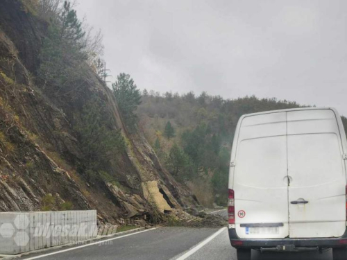 Stanje na cestama: Odroni, kiša, kamenje, konji...