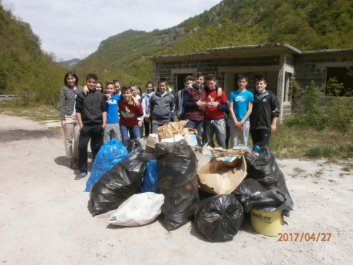 Učenici OŠ Ivan Mažuranić Gračac proveli akciju čišćenja okoliša u sklopu projekta Let’s Do It