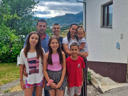 ''Anđe, ajmo mi kući'': Sedmeročlana obitelj Ćališ vratila se u Ramu