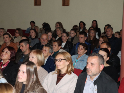 FOTO: U Prozoru izvedena ''Čaša'': Predstava o Bosni i dilemi odlaska i ostanka