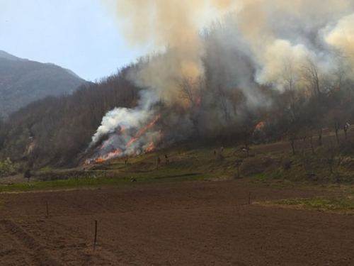 Požar u Donjoj Rami se širi, gase ga vatrogasci i mještani