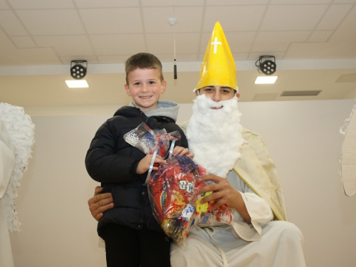 FOTO: Sv. Nikola razveselio mališane u Rumbocima