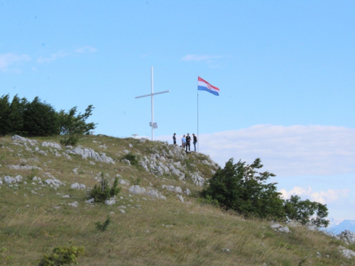 FOTO| Gmićani podigli križ na Makljenu