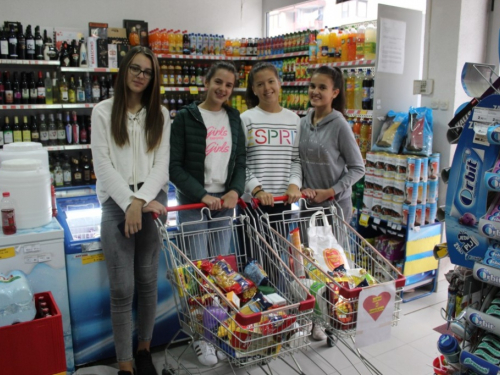 FOTO| Mladi iz Župe Prozor prikupljali hranu za socijalno ugrožene obitelji