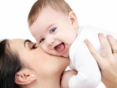Svaka majka koja rodi u 2018. dobit će 2000 KM od Vlade ZHŽ