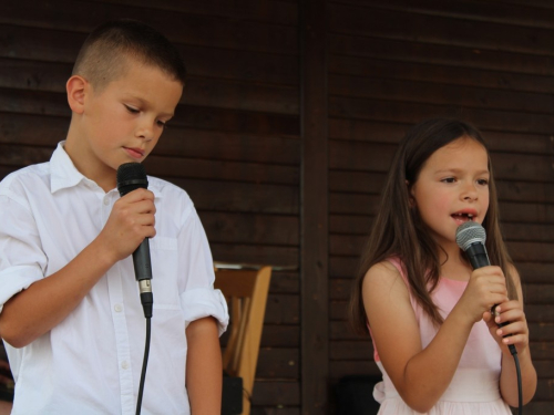 FOTO: 16. festival duhovne glazbe ''Djeca pjevaju Isusu'' u župi Prozor