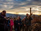 FOTO: Križni put na Uzdolu predvodio gvardijan fra Tomislav Brković