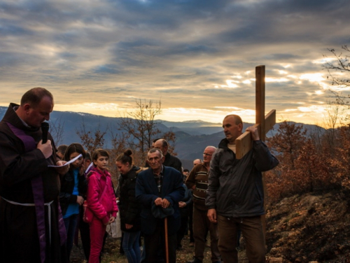 FOTO: Križni put na Uzdolu predvodio gvardijan fra Tomislav Brković