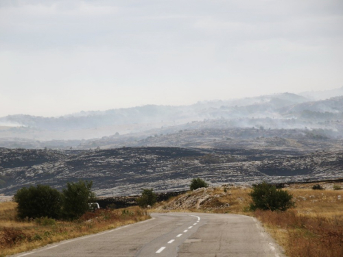 FOTO/VIDEO: Požar od Baljaka prema putu za Ramu