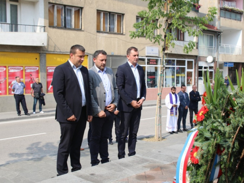 FOTO: Polaganjem vijenaca i svečanom sjednicom započelo obilježavanje Dana općine