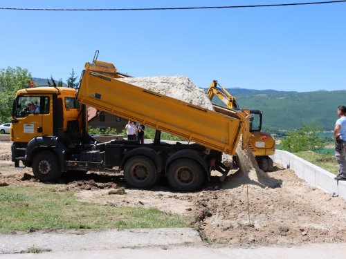 FOTO: Otpočeli radovi oko uređenja Gospinog trga