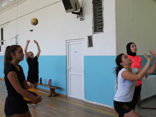 FOTO| Medina i Monika vode Ljetnu školu odbojke