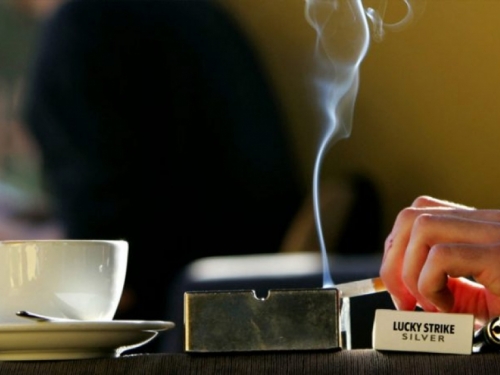 Za pušenje cigarete u kafiću novim zakonom predviđena kazna od 100 KM