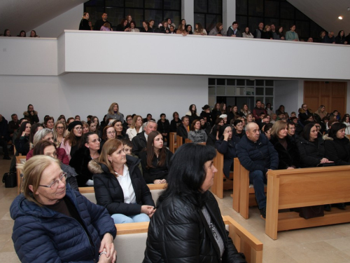 FOTO: Drugi dan duhovne obnove u župi Rumboci i koncert VS „Arabella“