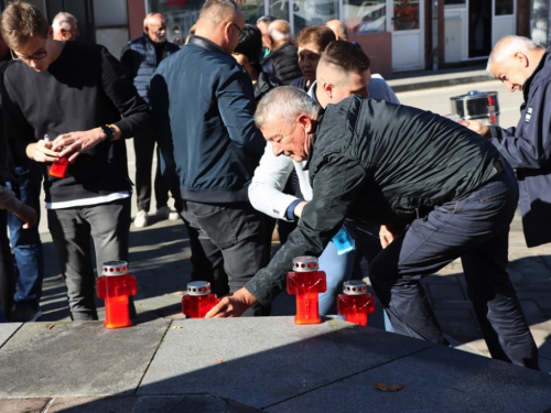 FOTO: Svi sveti - U Prozoru zapaljene svijeće za poginule i preminule branitelje