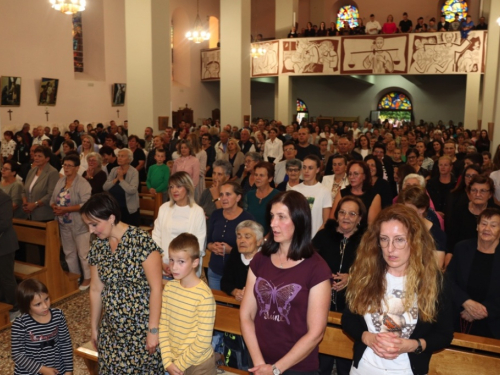 FOTO: U župi Rama-Šćit započela trodnevnica, prvašići darovani prigodnim darovima