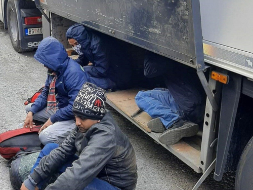 Mladi vozač kamiona iz BiH u Hrvatsku pokušao prokrijumčariti Turke