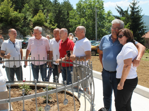 FOTO/VIDEO: U Podboru svečano blagoslovljen Gospin kip