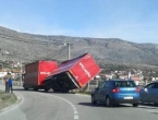 Bura razbacala kamione po Mostaru