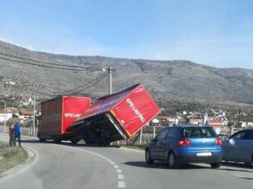 Bura razbacala kamione po Mostaru