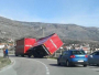 Bura razbacala kamione po Mostaru