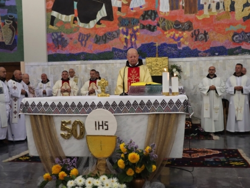 FOTO/VIDEO: Fra Mile Babić proslavio zlatnu misu na Šćitu
