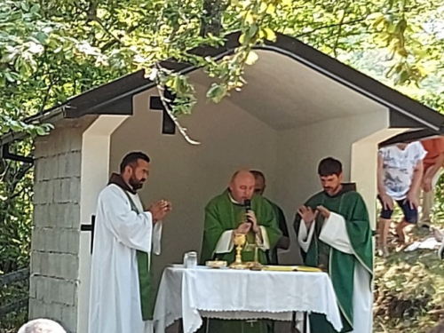 FOTO/VIDEO: Na Pomenu obilježena 29. obljetnica stradanja hrvatskih branitelja