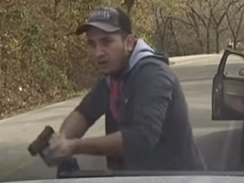 Kamera s pola metra udaljenosti snimila muškarca kako puca na policiju u SAD-u