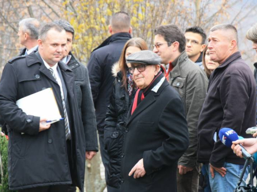 FOTO: Theodor Meron odao počast žrtvama na Uzdolu