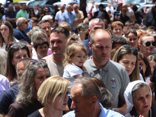 FOTO/VIDEO: Tisuće hodočasnika okupilo se na Kedžari u spomen na Divu Grabovčevu